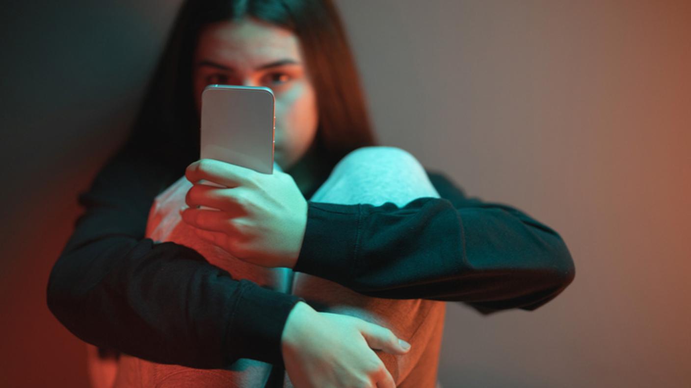 L'uso problematico di questi strumenti online in Svizzera nel 2022 riguarda il 4% dei maschi e il 10% delle ragazze