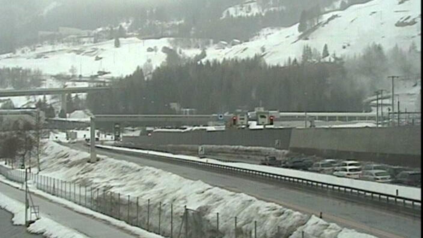 Le auto bloccate in coda prima del tunnel del San Gottardo all'entrata di Airolo