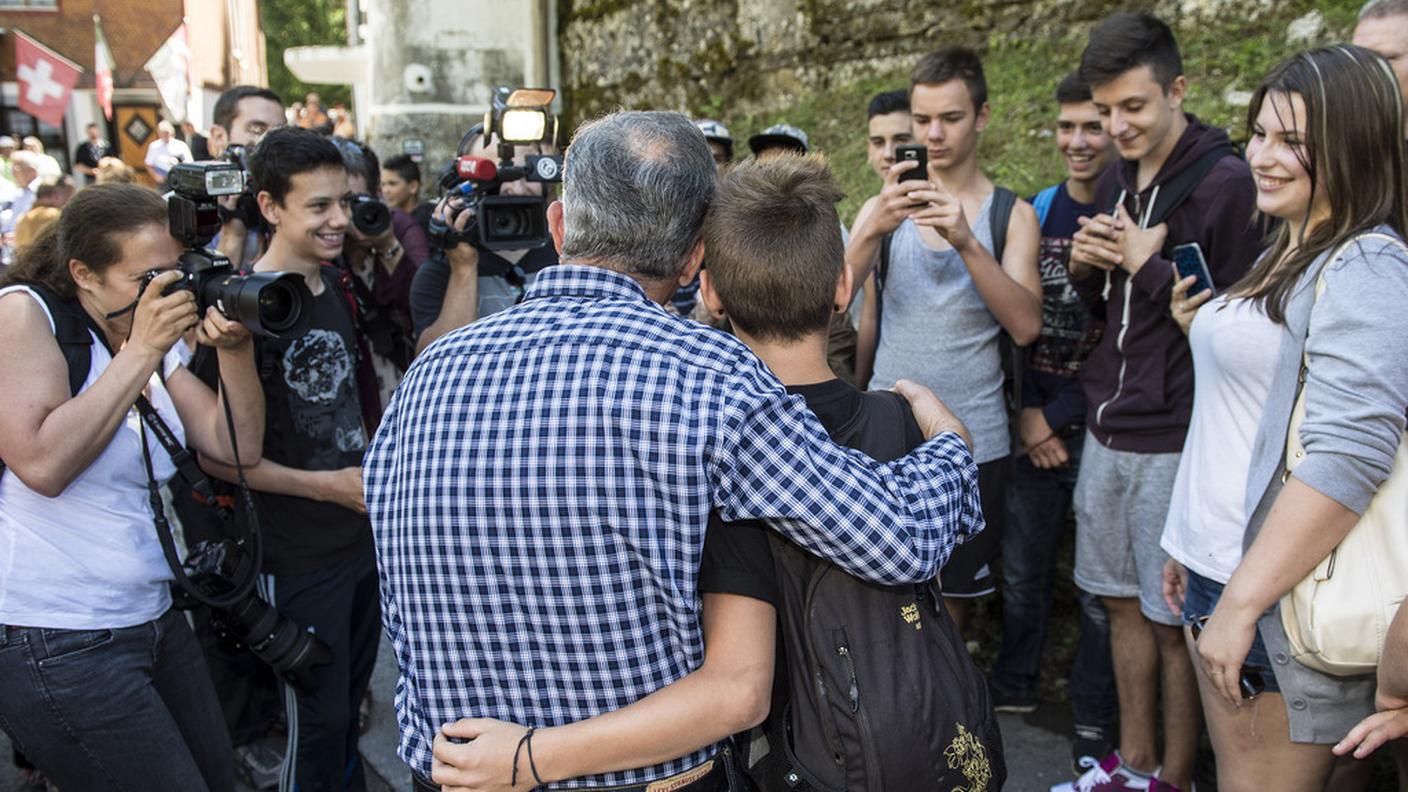 Didier Burkhalter in posa con uno studente