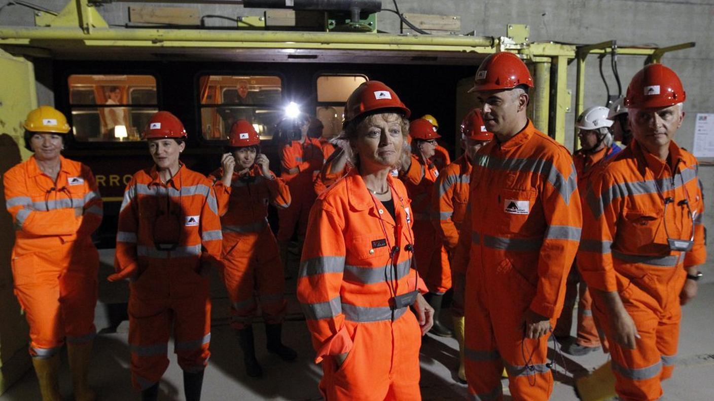 AlpTransit: dopo la discesa in ascensore, il Consiglio federale ha visitato i cunicoli del cantiere