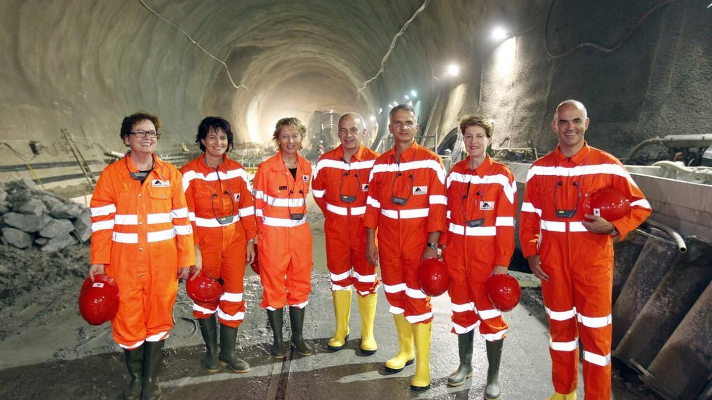 FOTOGALLERY: AlpTransit, dentro il tunnel ci sono Corina Casanova, Doris Leuthard, Eveline Widmer-Schlumpf, Ueli Maurer, Didier Burkhalter, Simonetta Sommaruga e Alain Berset