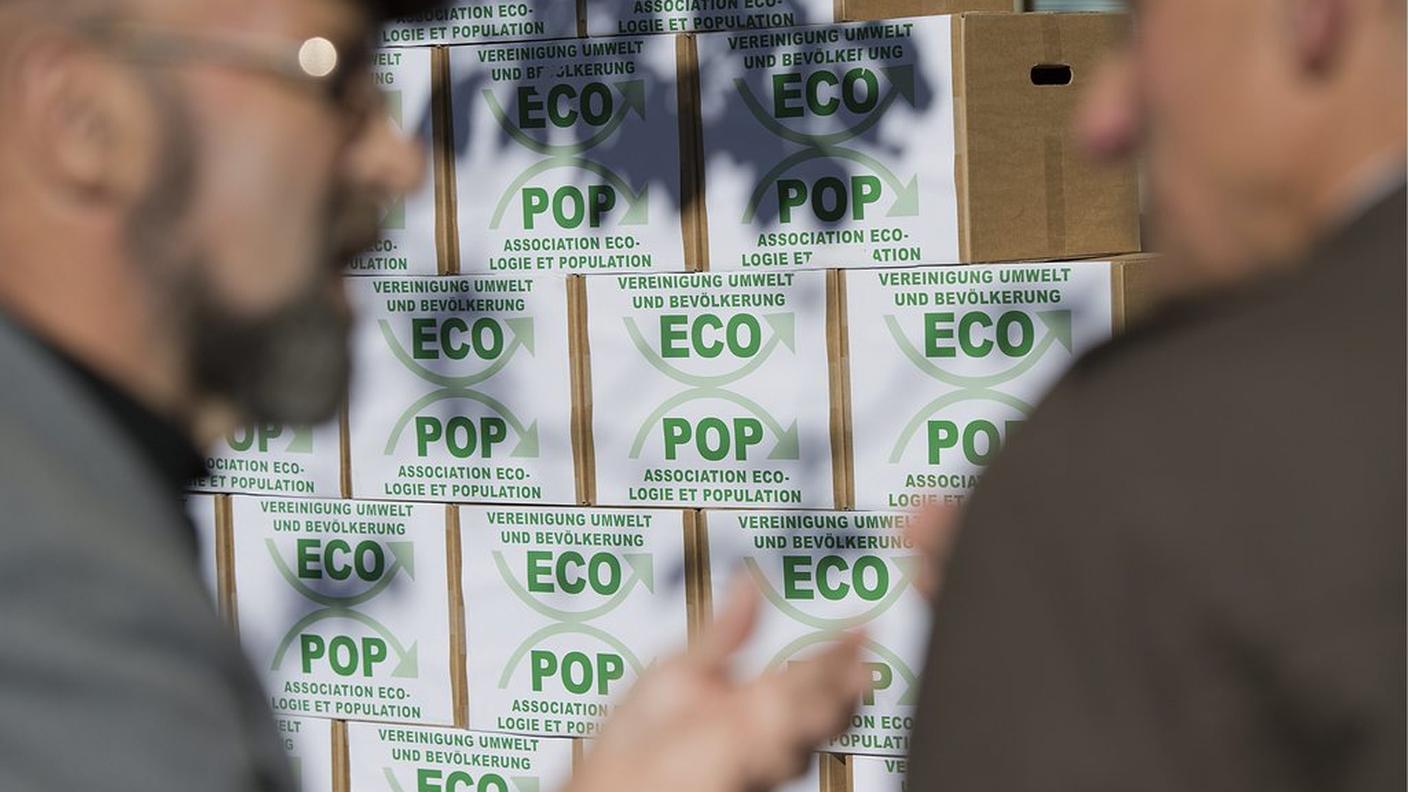 La consegna delle firme a Berna nel novembre del 2012 
