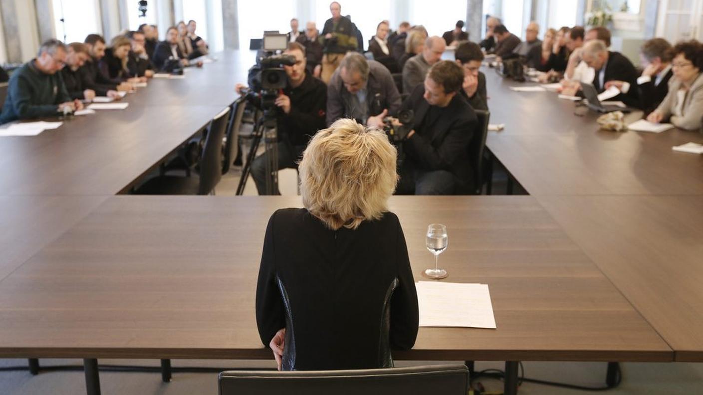 Eveline Widmer-Schlumpf durante la conferenza stampa di bilancio del suo anno di presidenza
