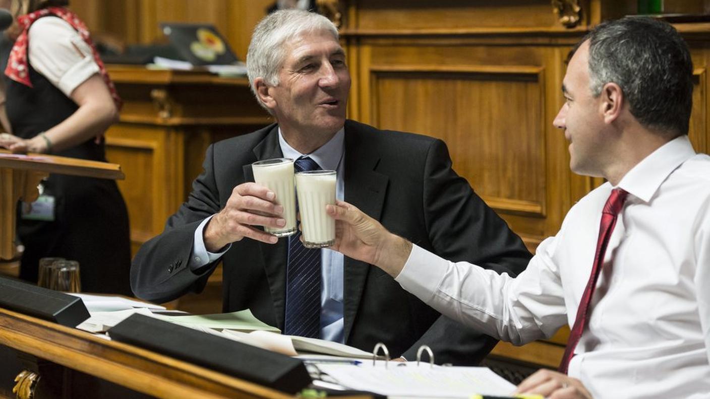 Settembre 2012: brindisi con il latte a Palazzo federale tra Hansjörg Hassler e Christophe Darbellay