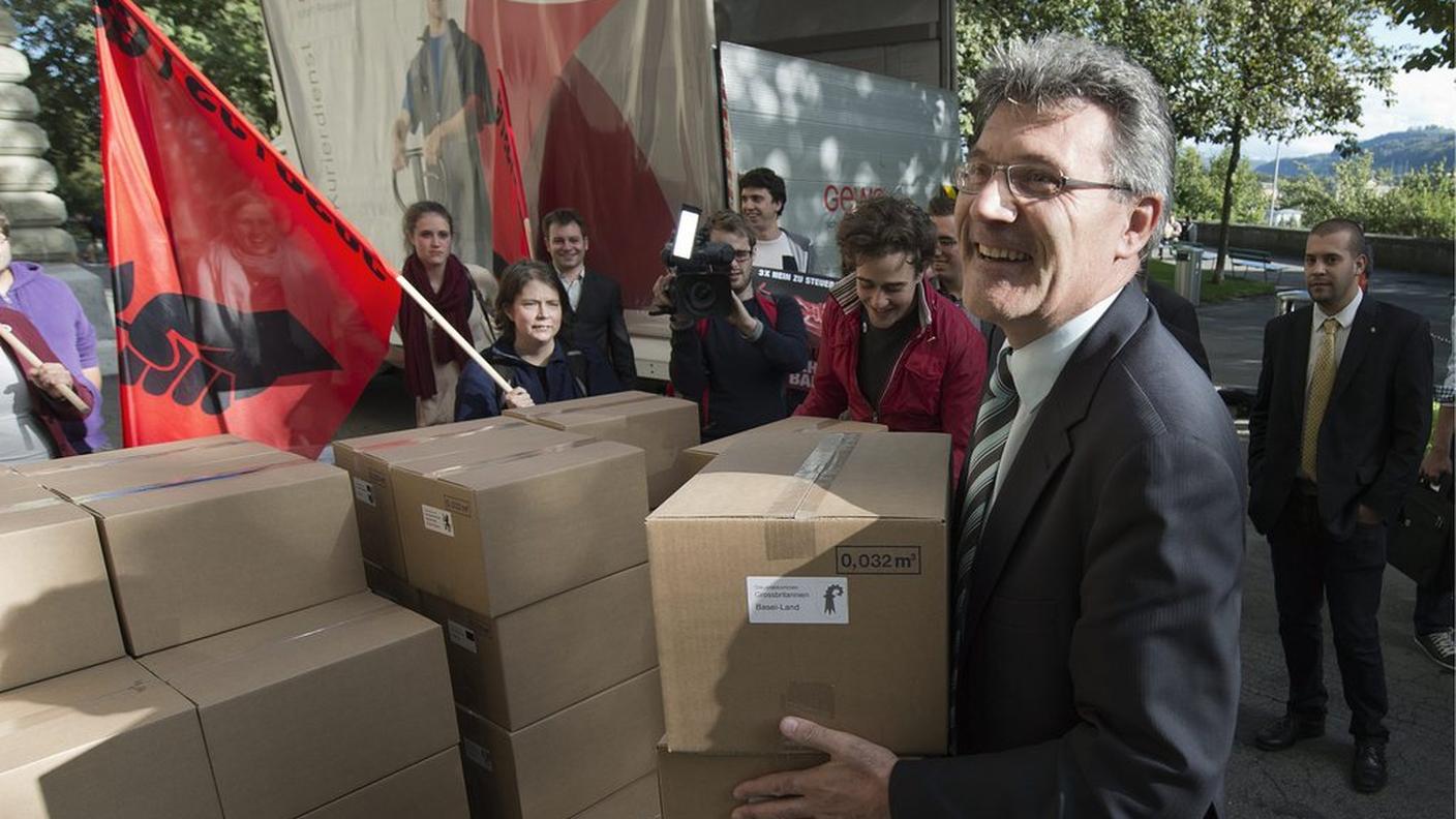 Pirmin Schwander alla consegna delle firme. Quelle valide non sono risultate sufficienti