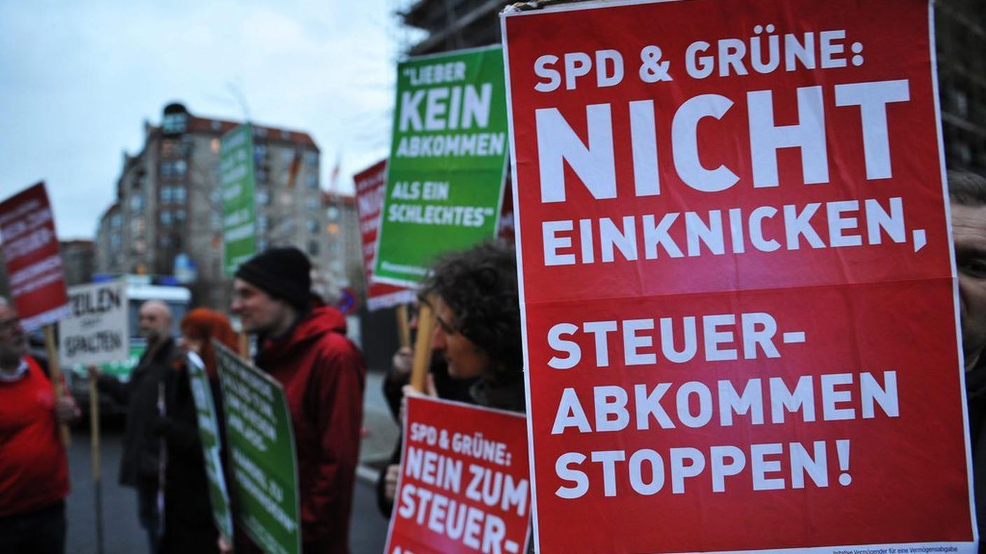 Una manifestazione dei contrari all'accordo in Germania