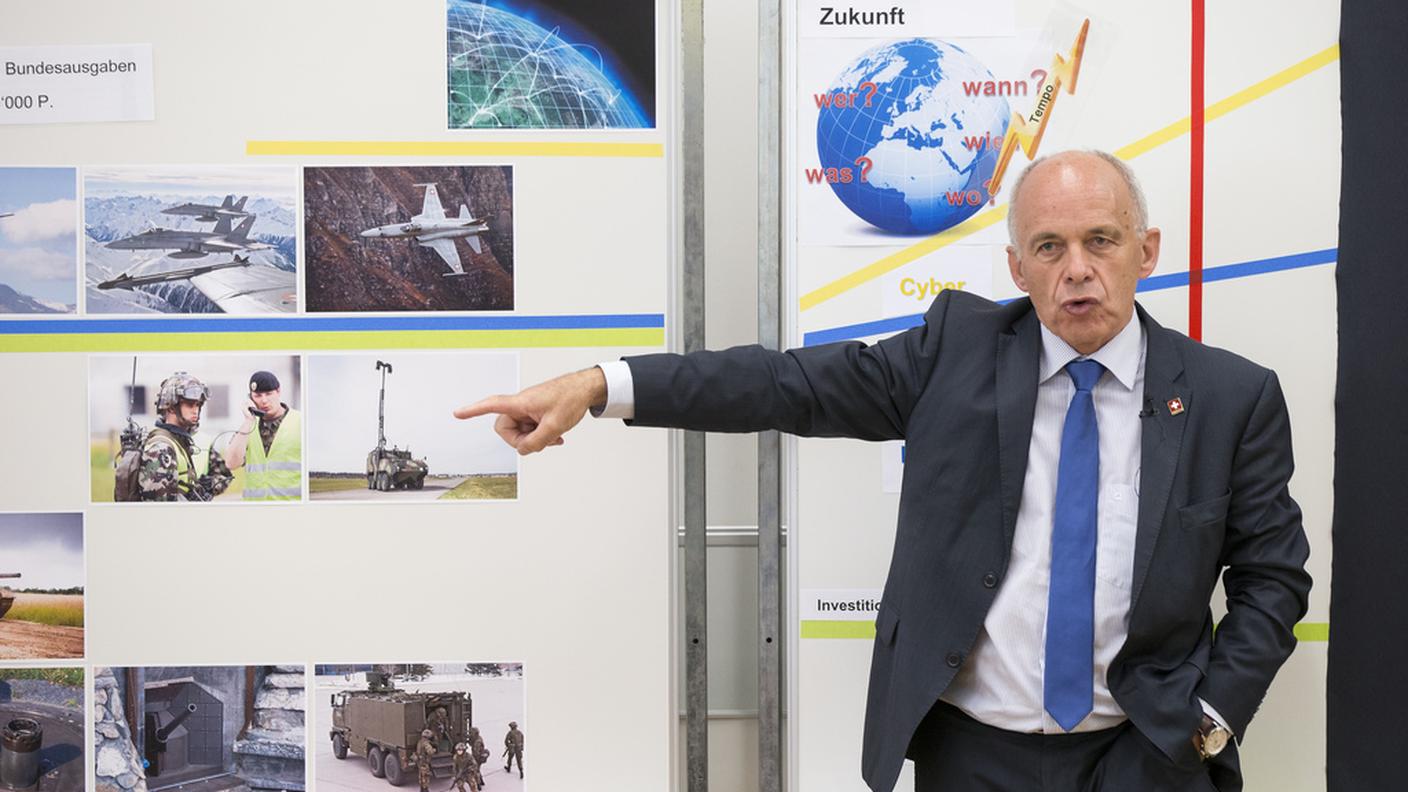 Il ministro della difesa durante l'incontro con i media a Berna