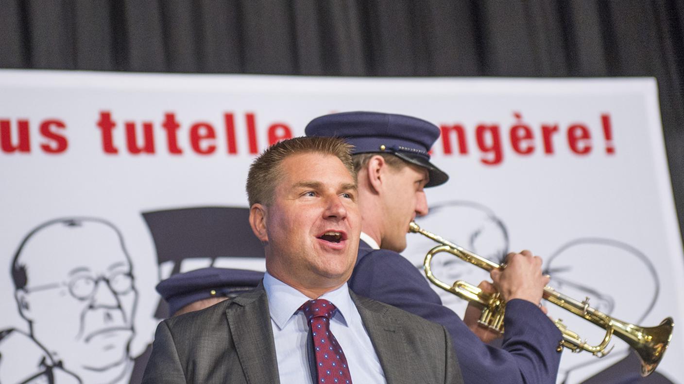 Toni Brunner intona l'inno nazionale in apertura dell'assemblea
