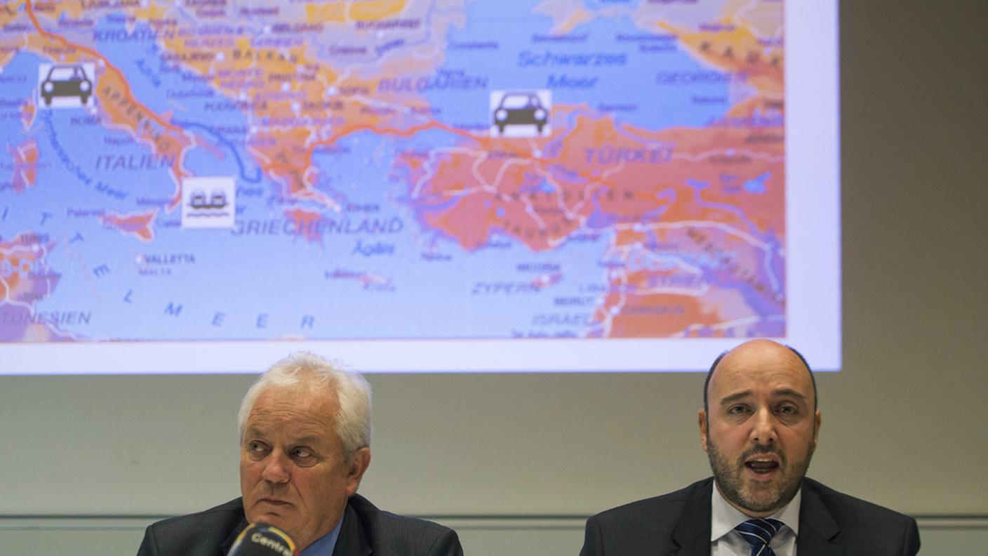Le ramificazioni internazionali dell'organizzazione illustrate dal procuratore Christoph Winkler (a sin.) e da Thomas Armbruster, capo della polizia criminale