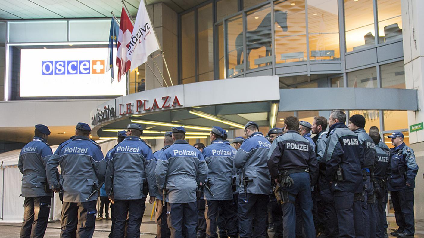 Agenti da tutta la Svizzera per proteggere la riunione