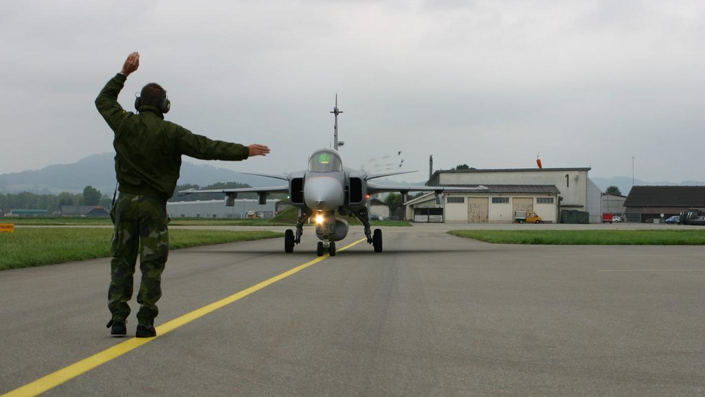 I Gripen restano a terra. Il 18 maggio, l'acquisto dei discussi caccia svedesi viene bocciato dal 53,4% degli elettori. Il ministro della difesa Ueli Maurer si trova quindi costretto a elaborare un concetto alternativo per il futuro della difesa aerea in Svizzera