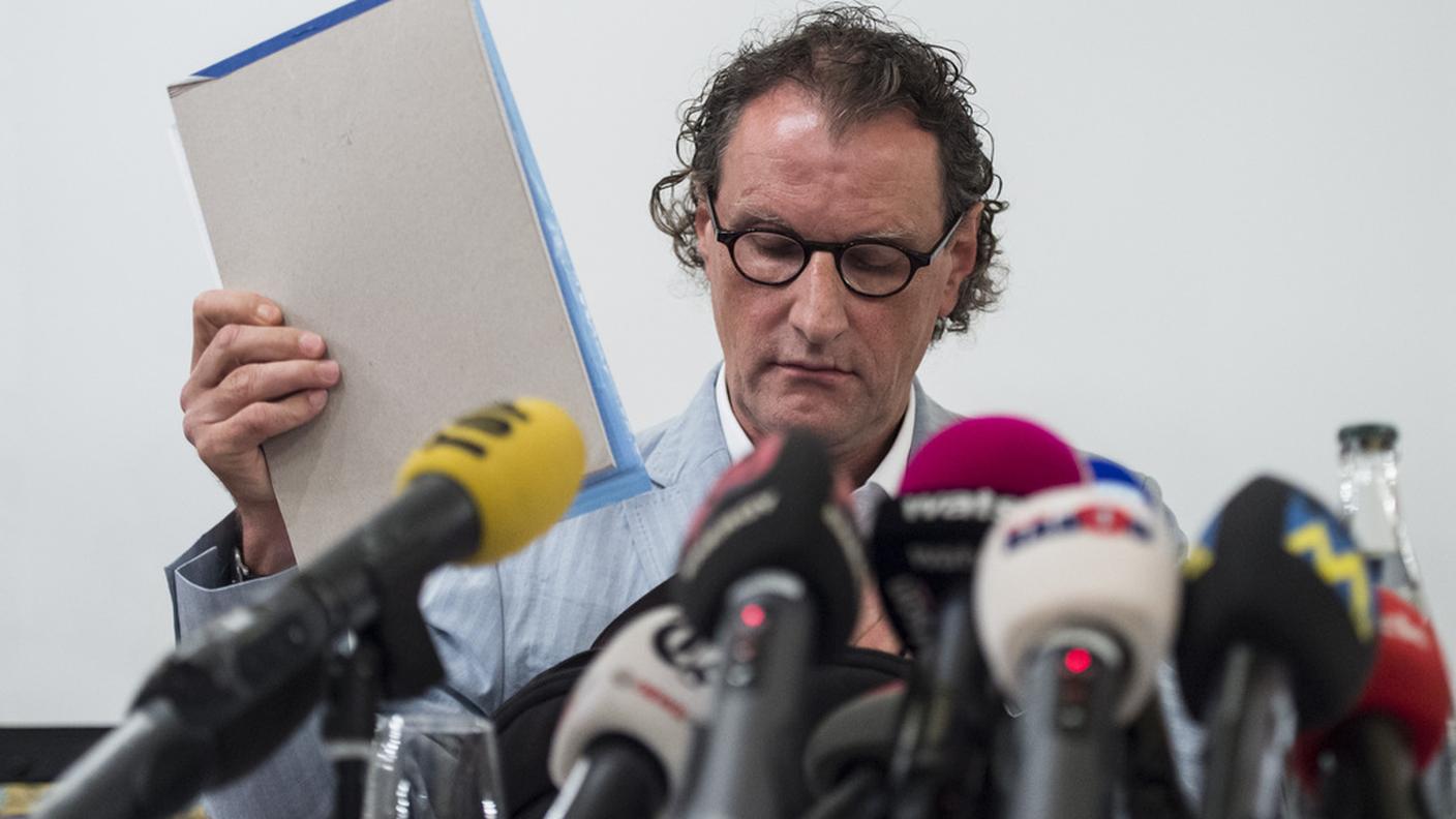 Geri Müller finisce in agosto al centro di uno scandalo per aver inviato ad una donna degli autoscatti a luce rossa. Il sindaco di Baden, e consigliere nazionale dei Verdi, è costretto a scusarsi in conferenza stampa per questi selfie in cui appariva nudo. Non si dimette dal Municipio della città, ma annuncia l'intenzione di non ricandidarsi per le federali del 2015