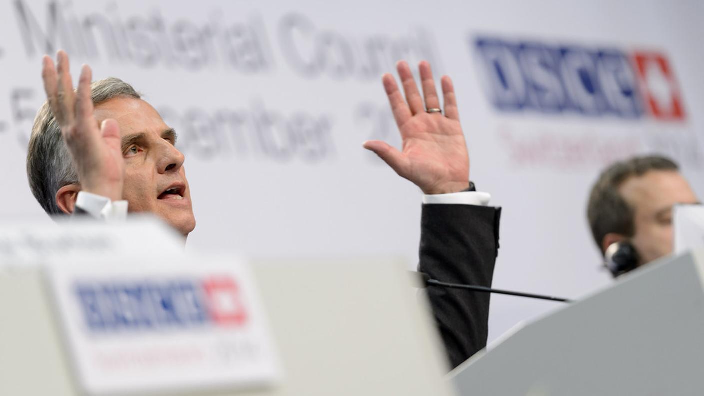 Grande attivismo sul piano internazionale per Didier Burkhalter, presidente nel 2014 della Confederazione ma anche dell'Organizzazione per la sicurezza e la cooperazione in Europa (OSCE). Proprio in questa veste, il ministro degli esteri assume un ruolo di primo piano soprattutto nelle mediazioni dirette a risolvere la crisi in Ucraina. Si svolge inoltre in Svizzera, a Basilea, il vertice ministeriale di dicembre dell'OSCE, presieduto dal consigliere federale
