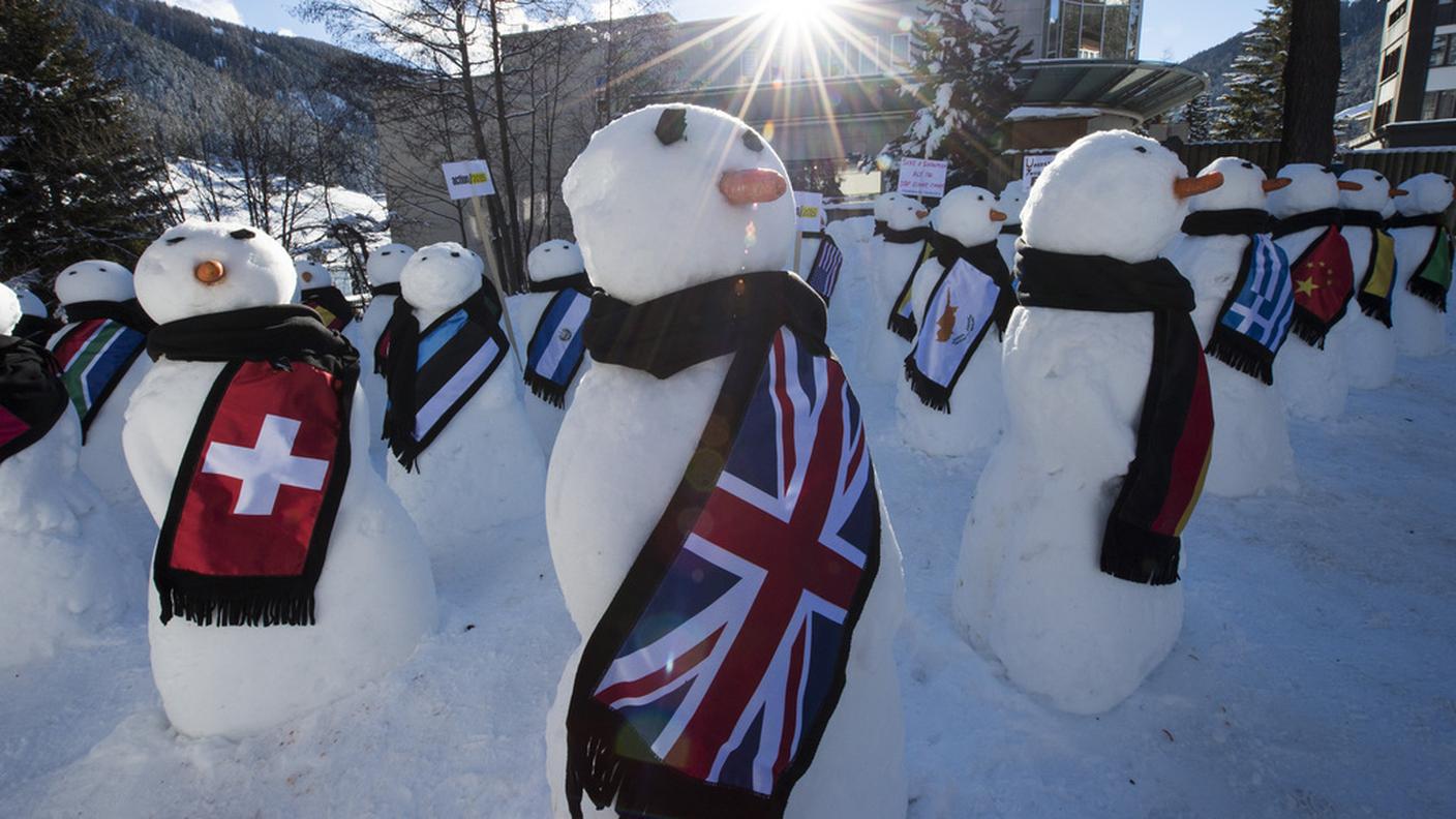 Globalizzazione a Davos: una ONG ha colorato il paese realizzando un pupazzo di neve per ciascuna nazione rappresentata al WEF