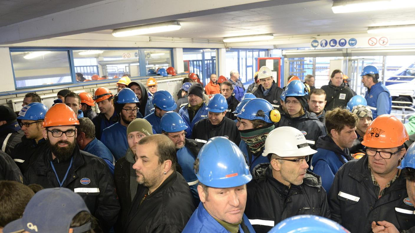 Gli impiegati della raffineria alla riunione tripartita