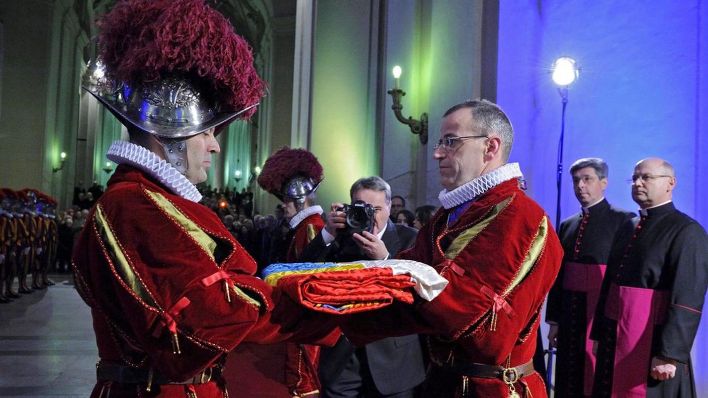 Christoph Graf (a a sinistra) sostituisce il colonnello Rudolf Anrig (a destra)