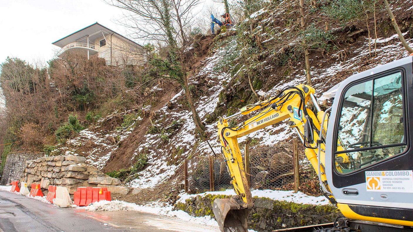 La strada bloccata dalla frana