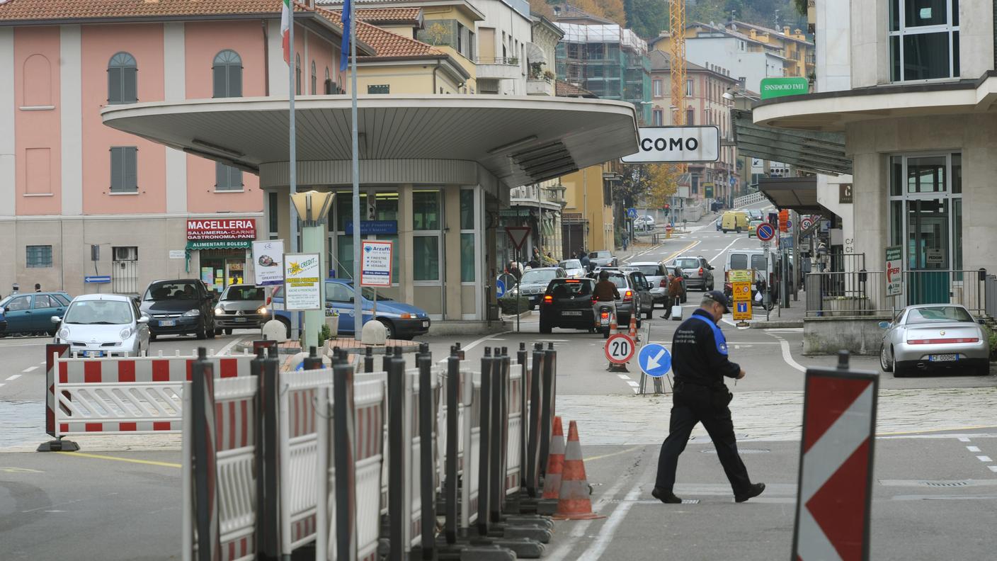 Bloccate 15 mila bottiglie al valico
