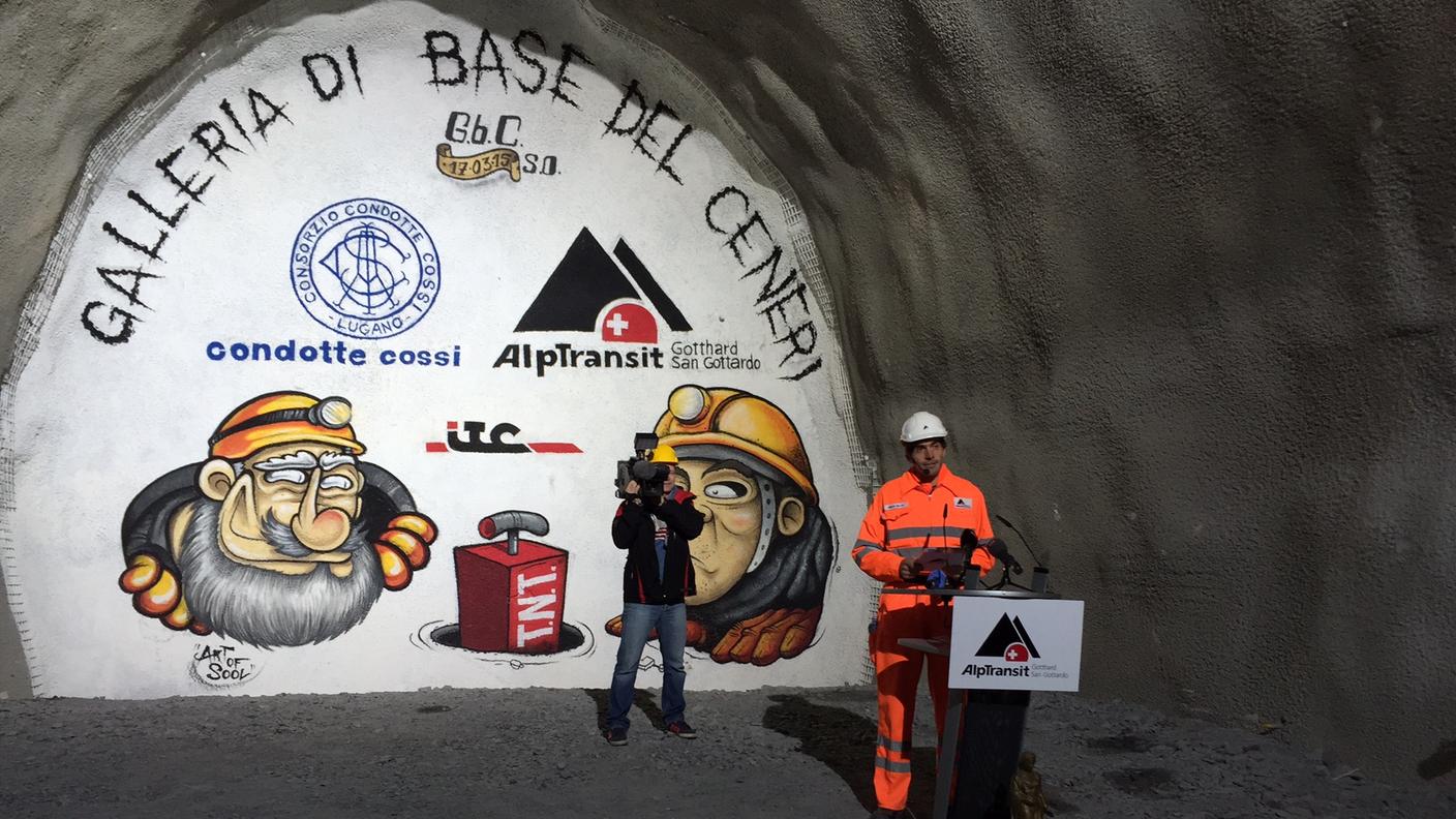 La cerimonia in corso nel tunnel