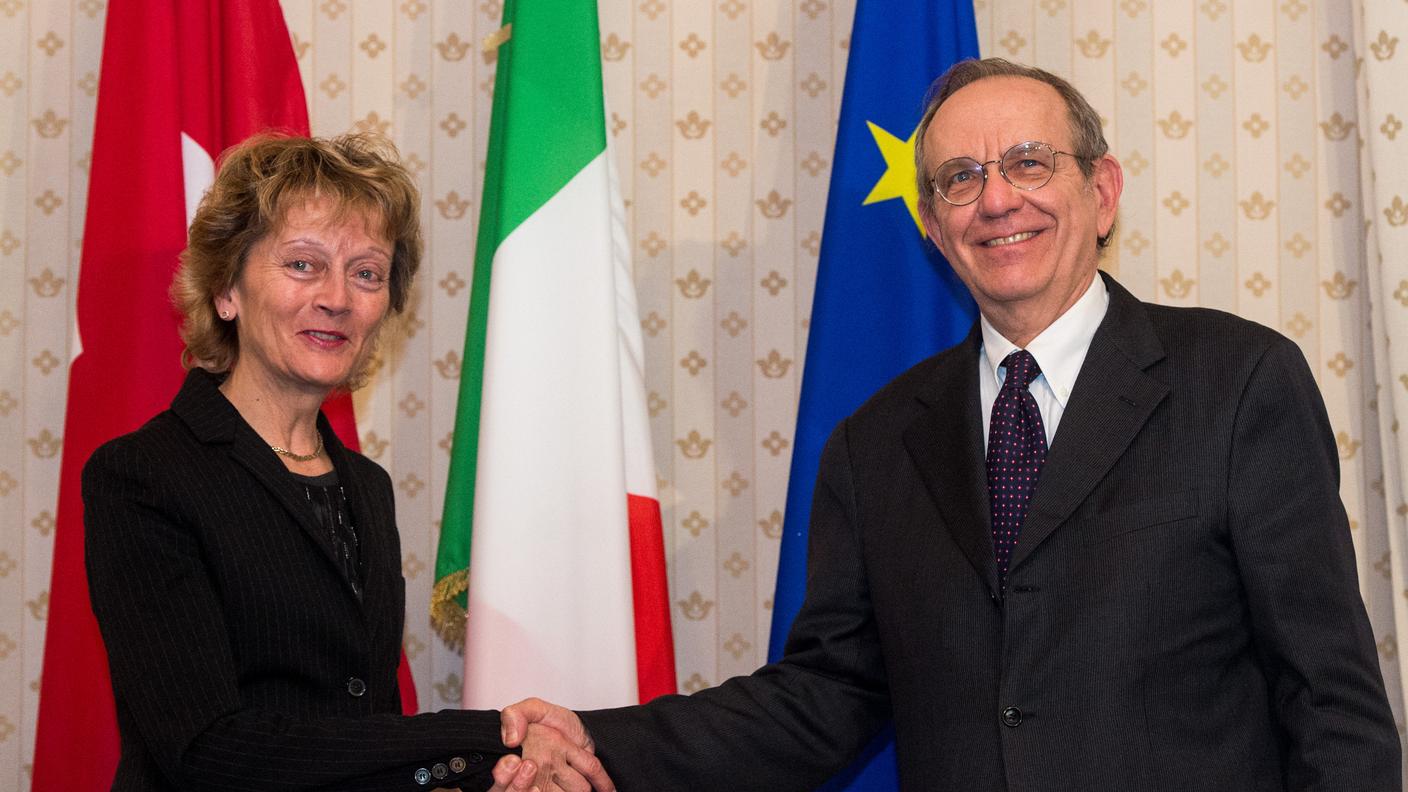 La stretta di mano fra Widmer-Schlumpf e Padoan