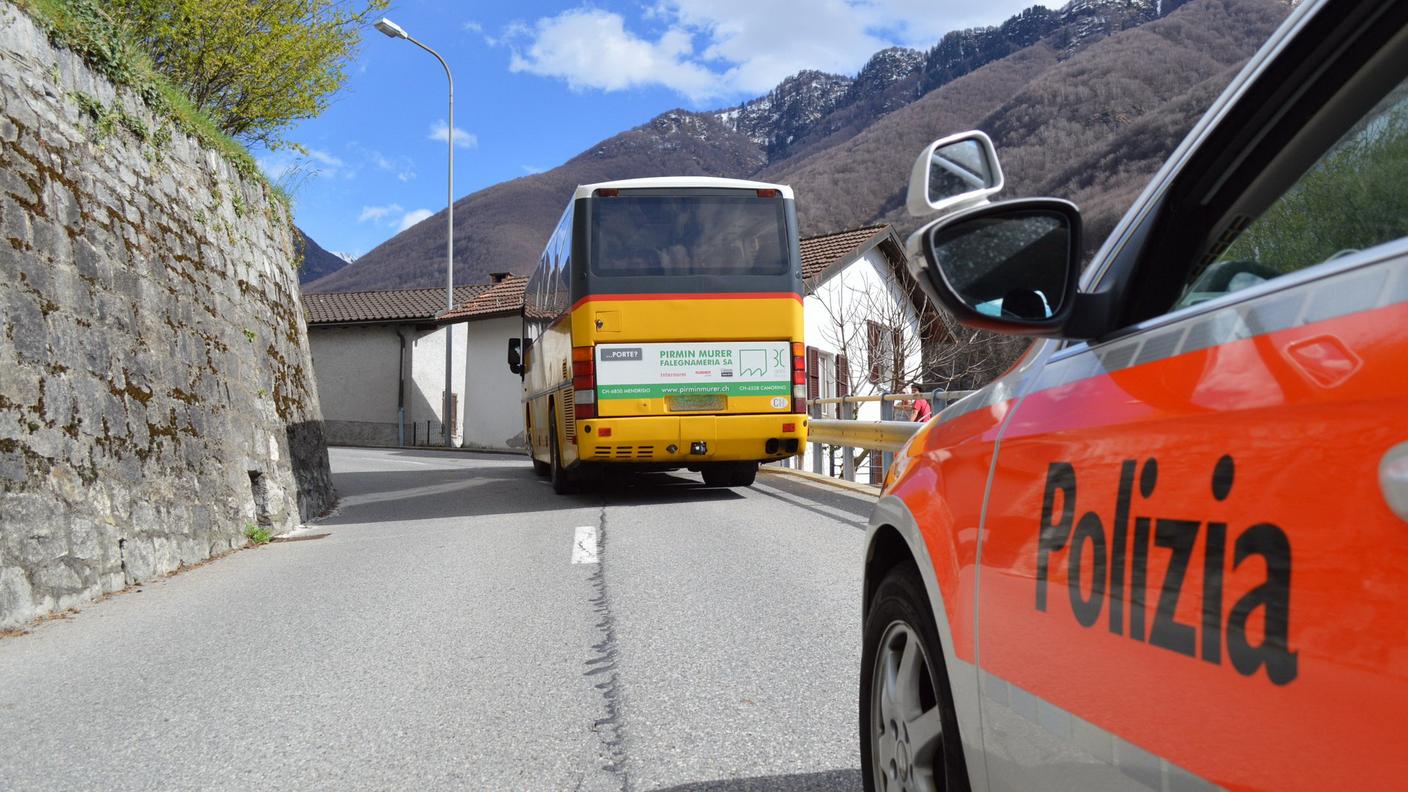 L'autopostale fermo prima della curva