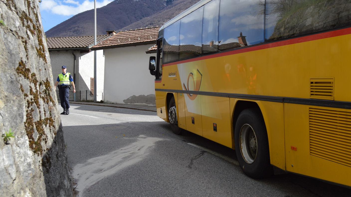 L'autopostale fermo prima della curva
