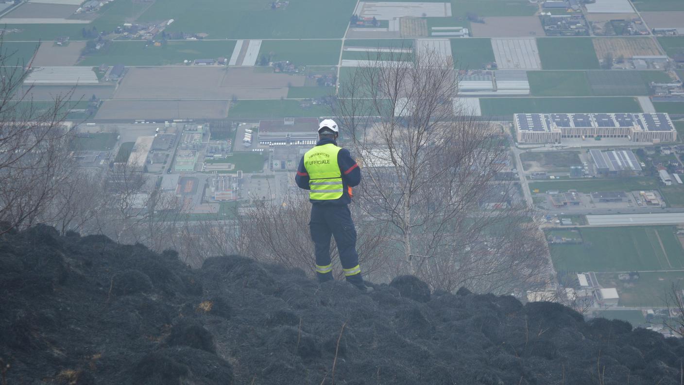La verifica della situazione in un'area dove il fuoco è già passato