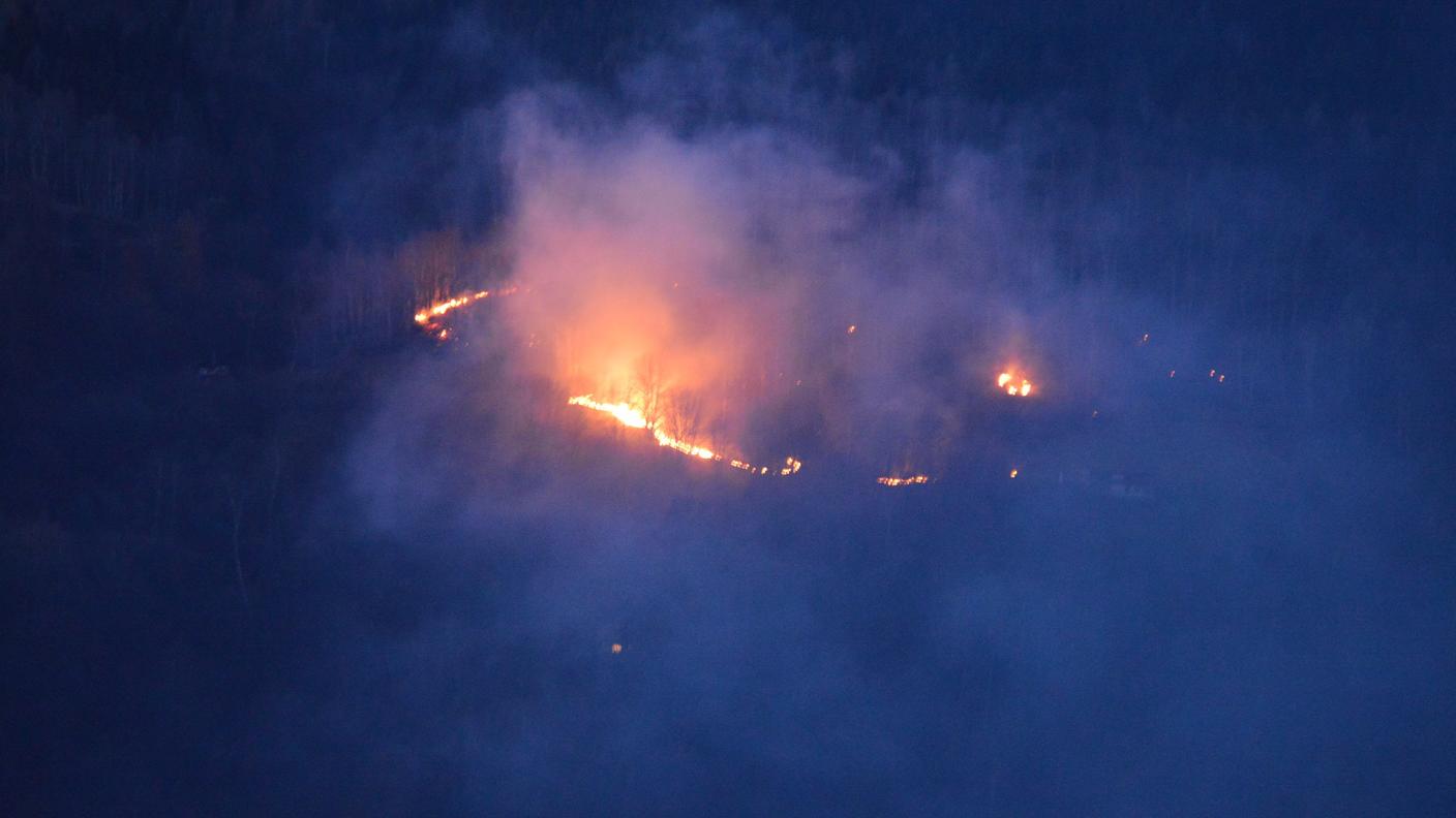 Le fiamme sopra il paese