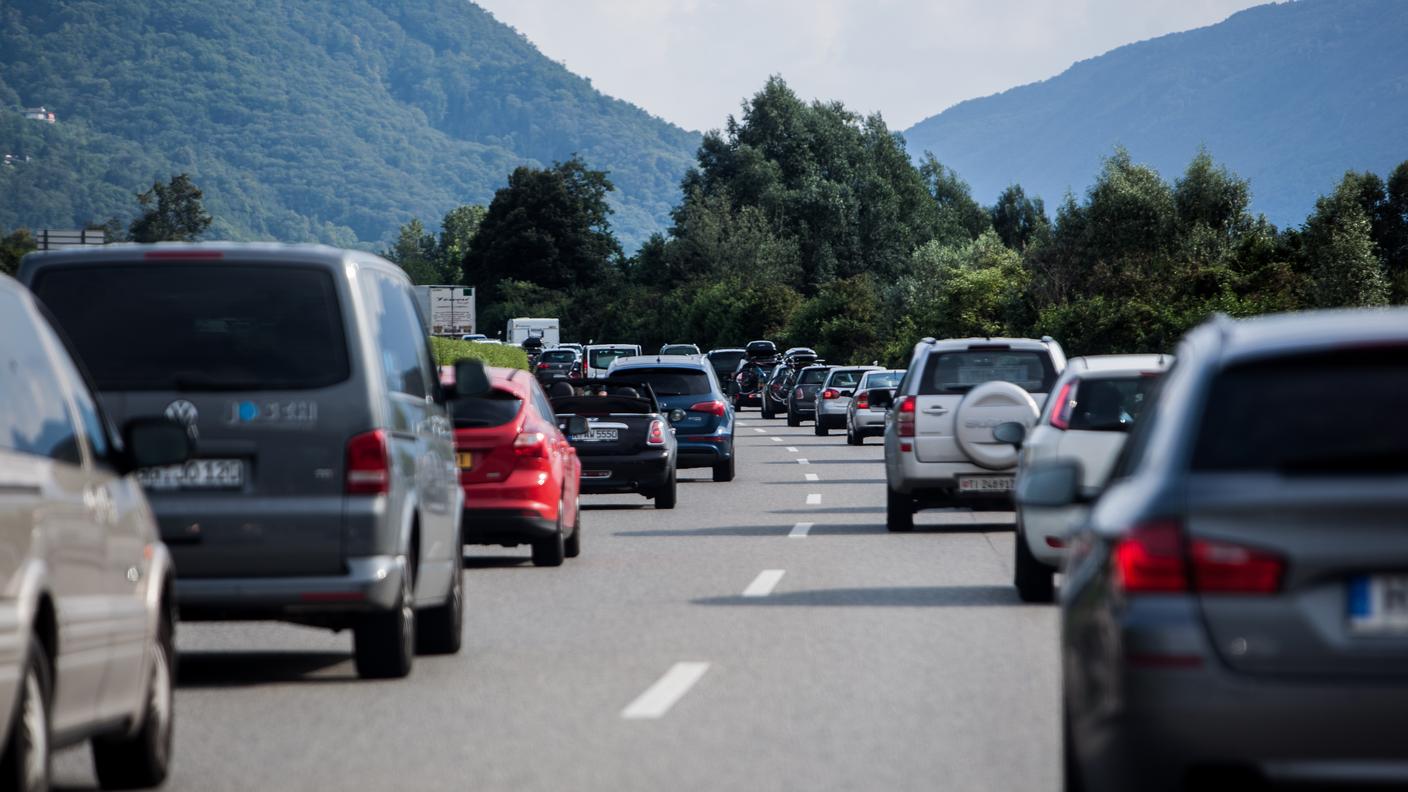 Rallentamenti anche a causa di un incidente vicino al Dosso di Taverne