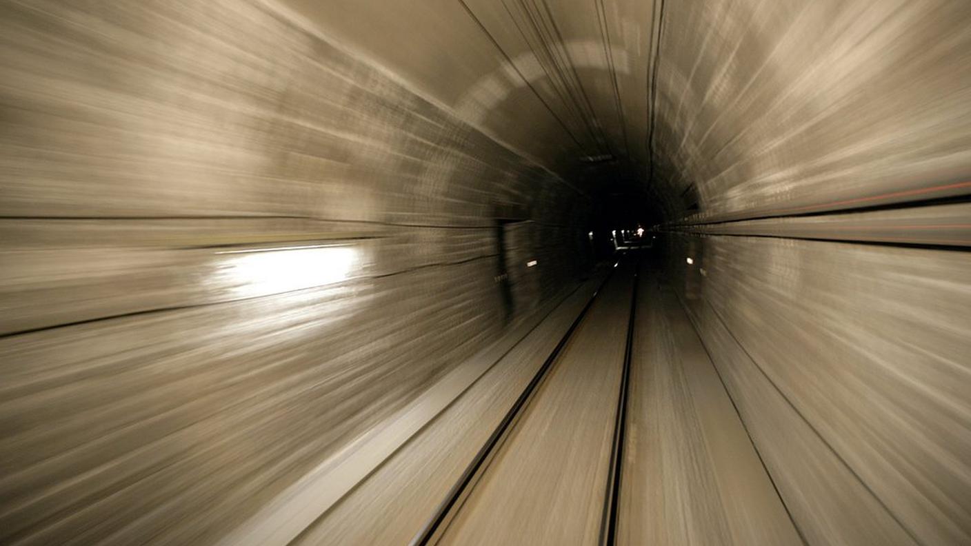 Gli agenti li hanno raggiunti a bordo di un locomotore, illuminando il tunnel