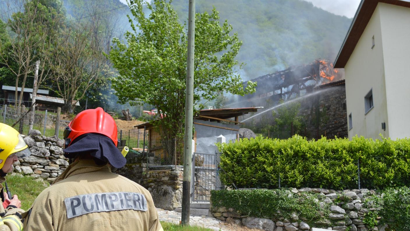 L'abitazione è stata avvolta completamente dalle fiamme