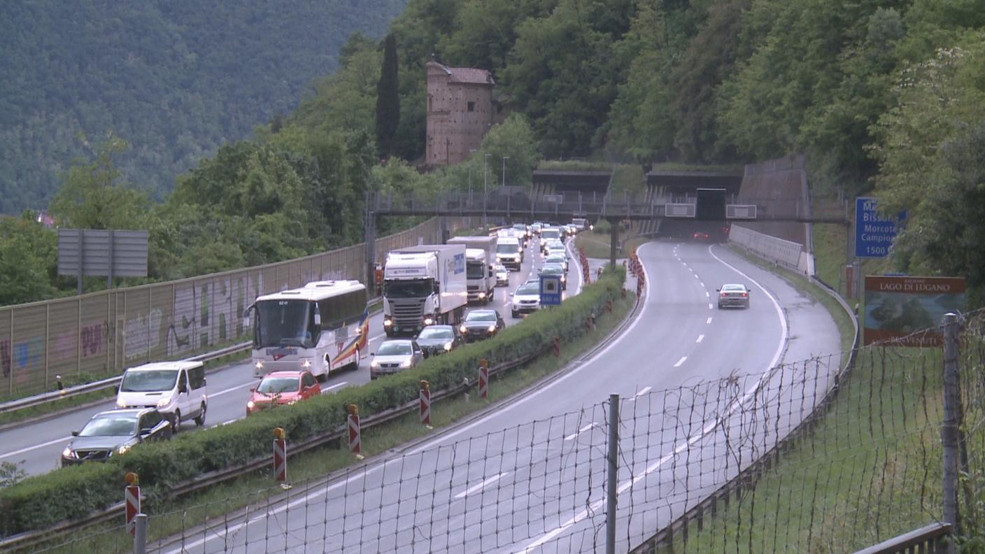 La colonna si è rapidamente estesa all'autostrada