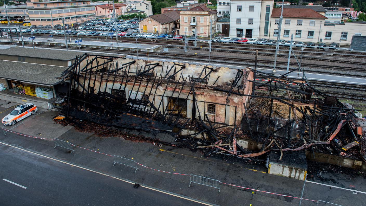 La struttura devastata dalle fiamme
