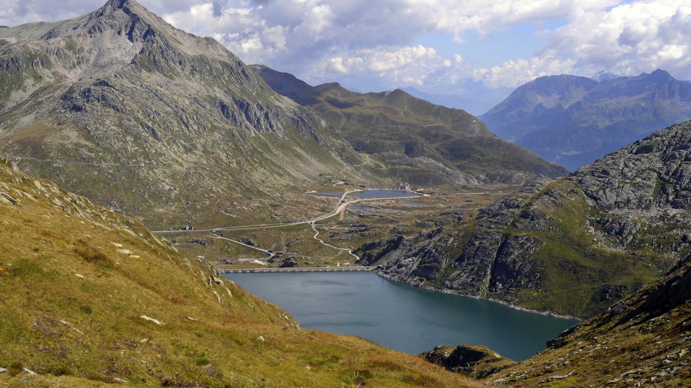Il lago artificiale del Lucendro sul massiccio del San Gottardo