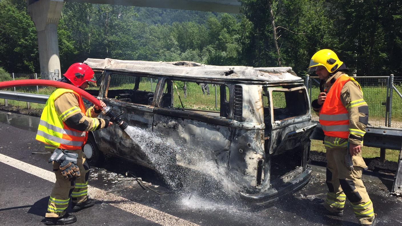 Il fuoco ha totalmente distrutto il raro furgoncino anni '70
