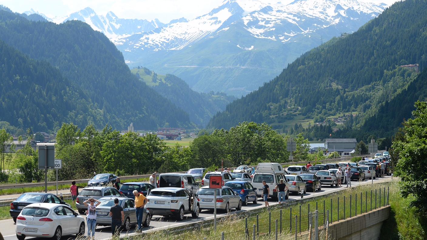 Le auto in coda in Leventina, domenica pomeriggio, sotto il sole cocente
