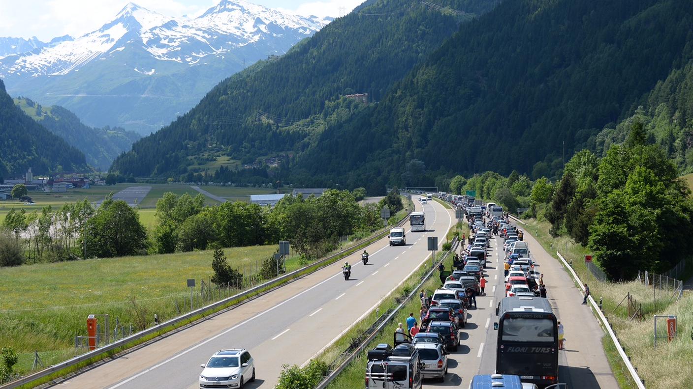 Le colonne bibliche di veicoli sull'autostrada A2 presso Quinto