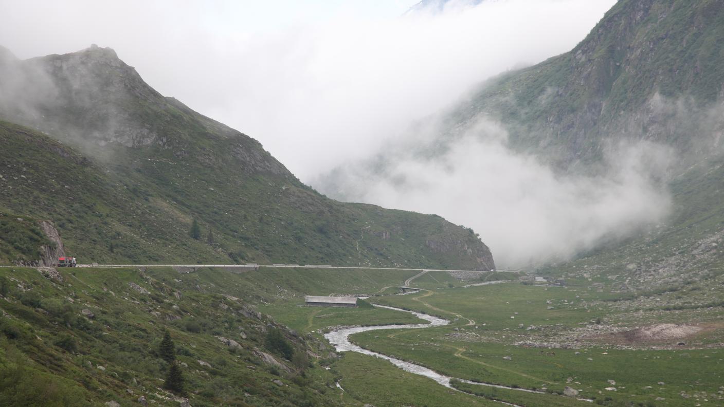 Sulla strada del passo solo poche decine di automobili