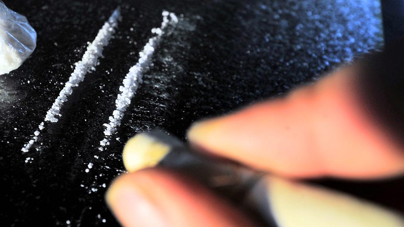 Un giro di cocaina con tanto di pistola