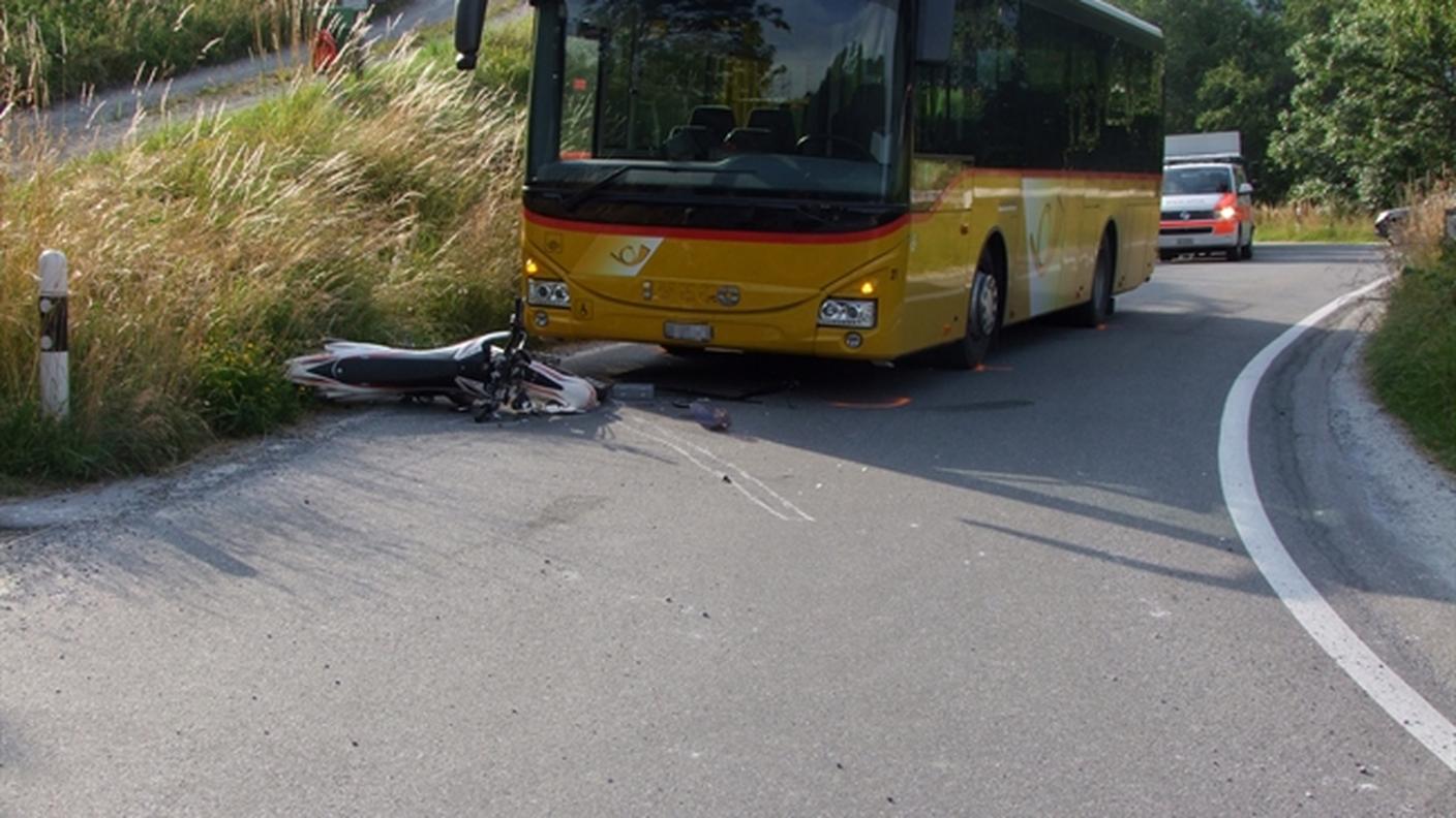 La moto è andata distrutta nella collisione con l'autopostale