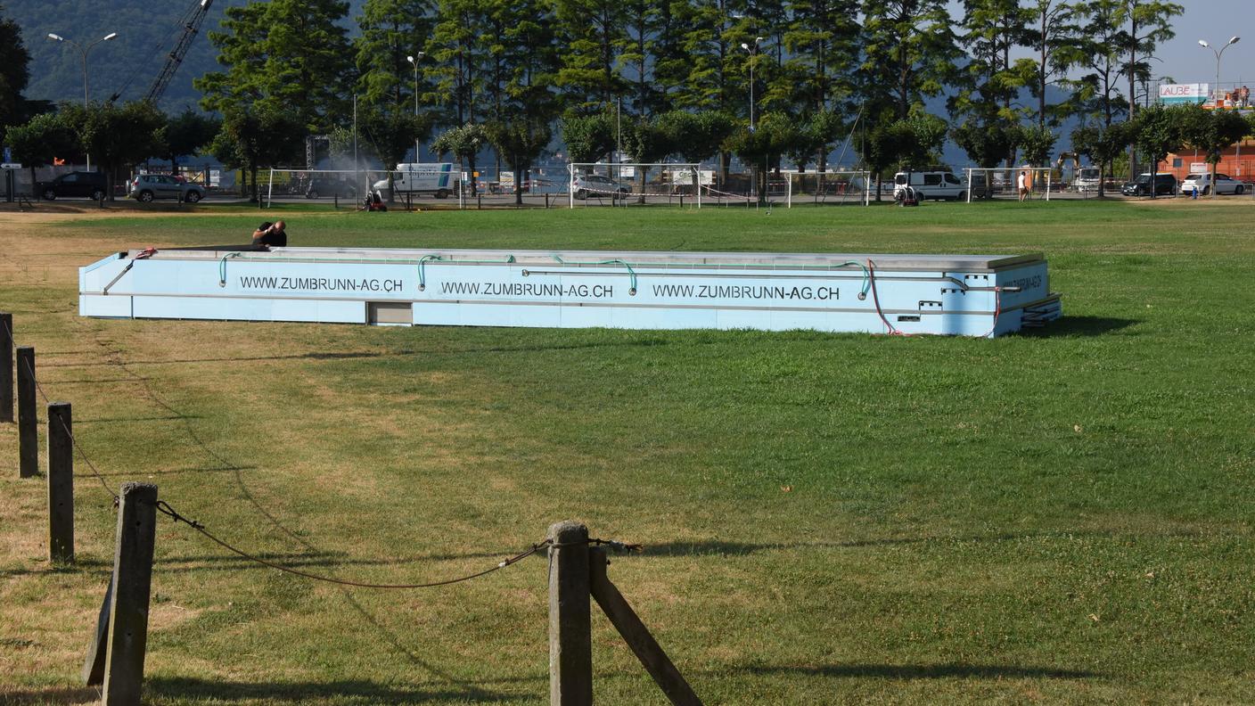 La piscina posata nel campo di calcio di Melide