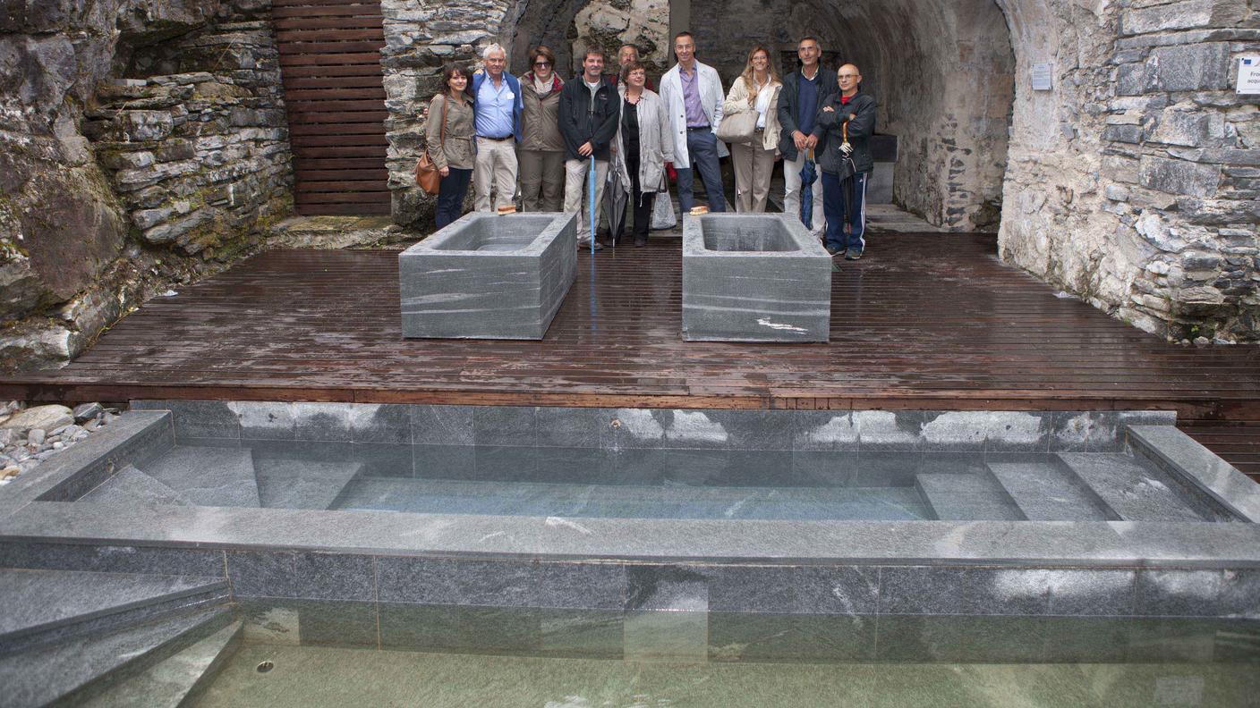 I partecipanti alla cerimonia di riapertura nelle rinnovate terme
