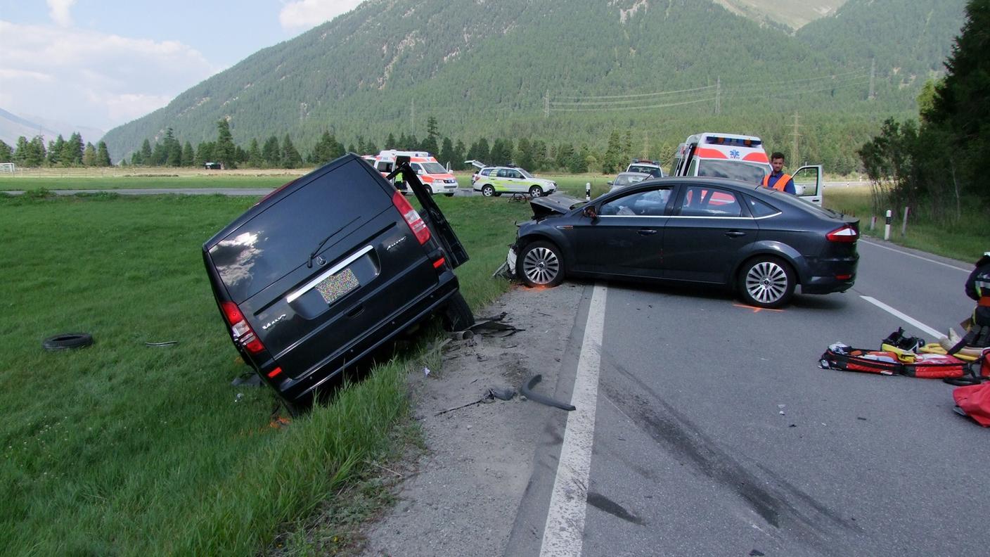 Ad avere la peggio i due occupanti delle auto scontratesi frontalmente