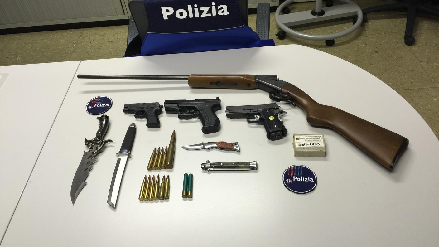 Le armi e le munizioni sequestrate dalla polizia