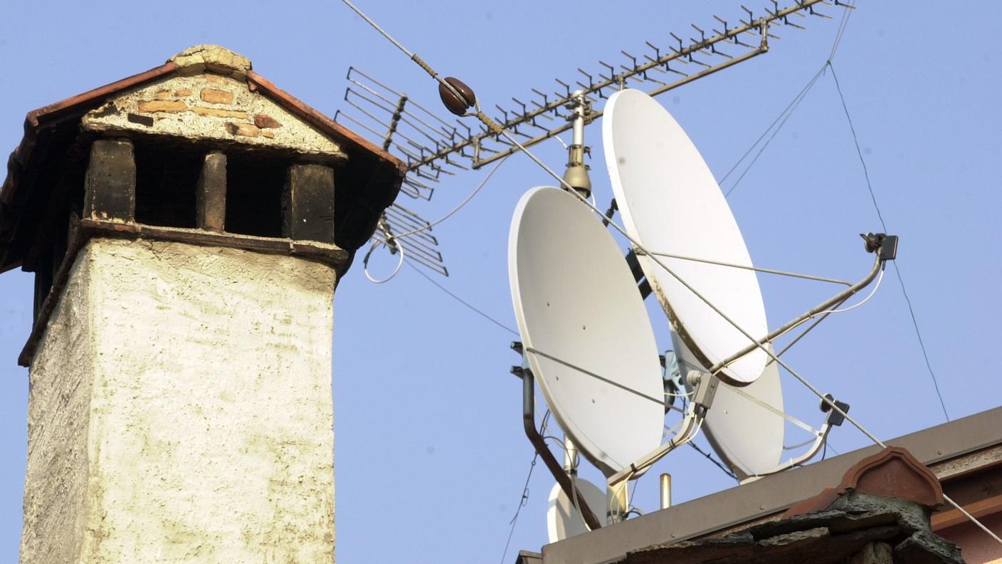 Un'antenna parabolica come bersaglio