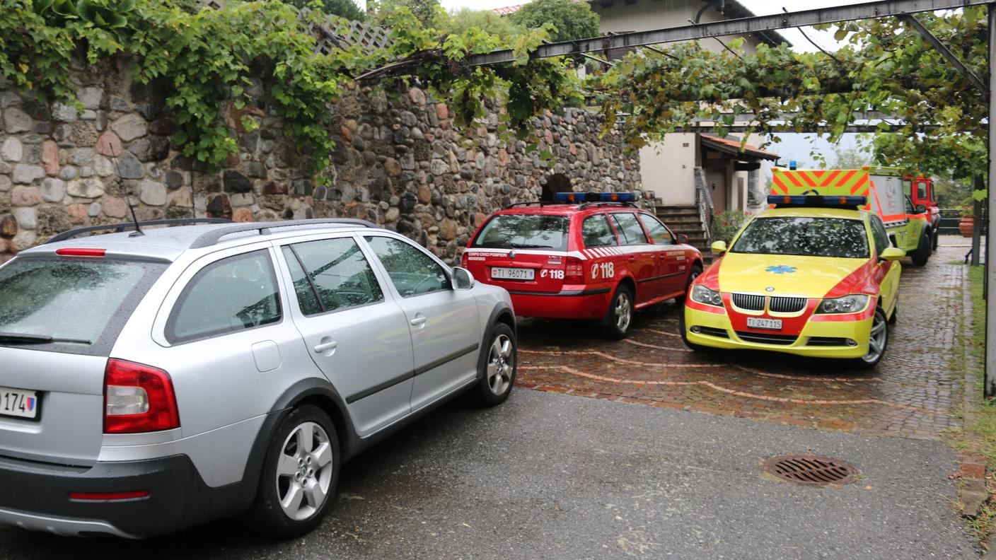I soccorsi intervenuti domenica a Pedrinate dopo la caduta della 78enne
