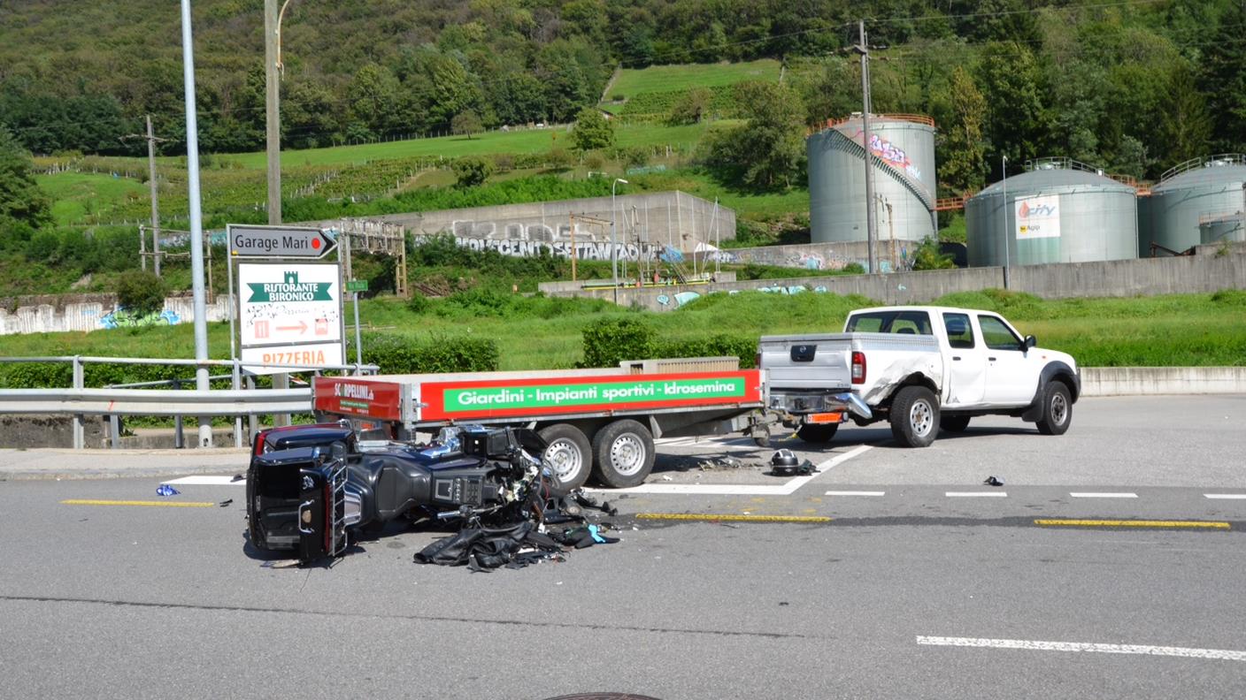 Un motociclista è rimasto ferito in modo grave