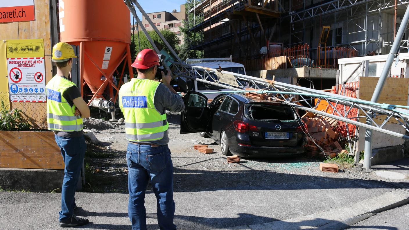 Precipitata sulla strada e in un giardino, ma senza causare feriti