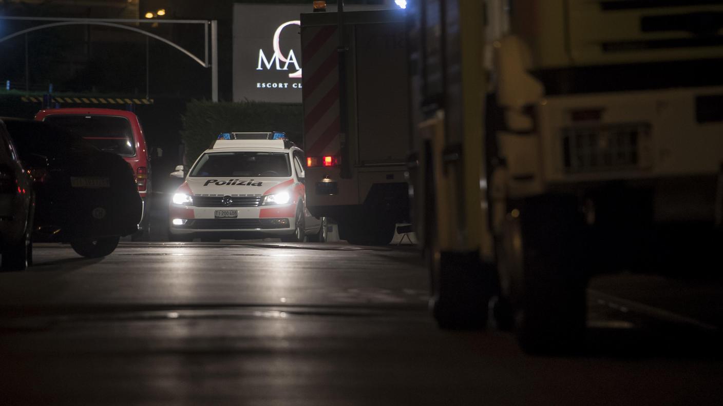 La zona dove è ancora attiva la polizia è nota per i locali a luce rossa