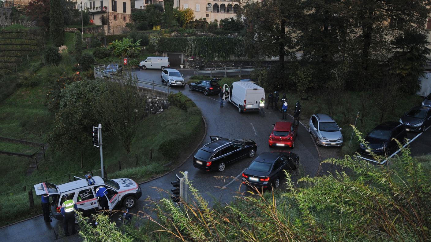 Il dispositivo di polizia ha consentito il fermo dei 6 pregiudicati